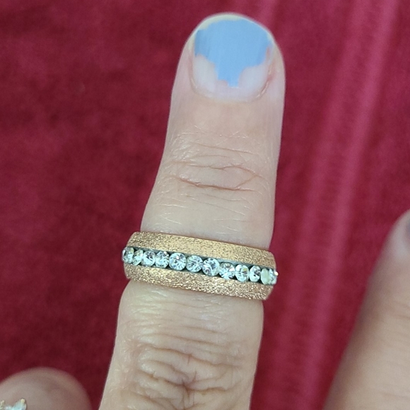 Very Pretty Cubic Zirconia Wedding Band - Picture 2 of 6